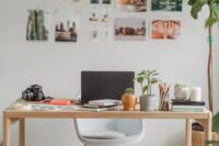table-with-laptop-and-photo-camera