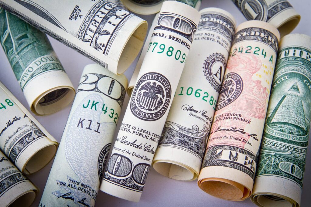 10 Practical Ways to Organize Your Life 3 Rolled dollar bills