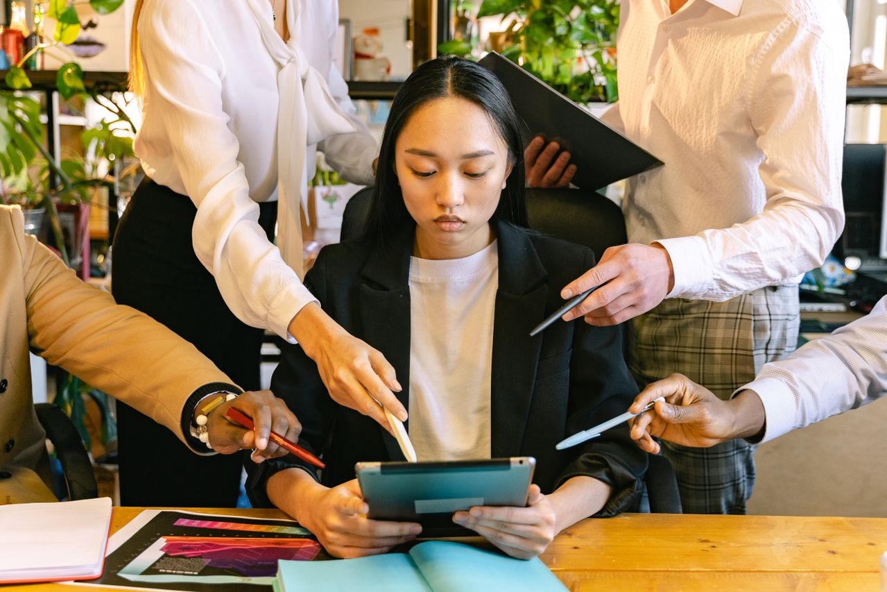 woman-using-ipad-brainstorming-with-her-colleagues