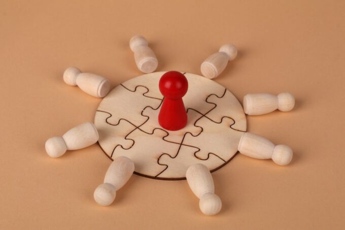 conceptual-leadership-and-teamwork-puzzl